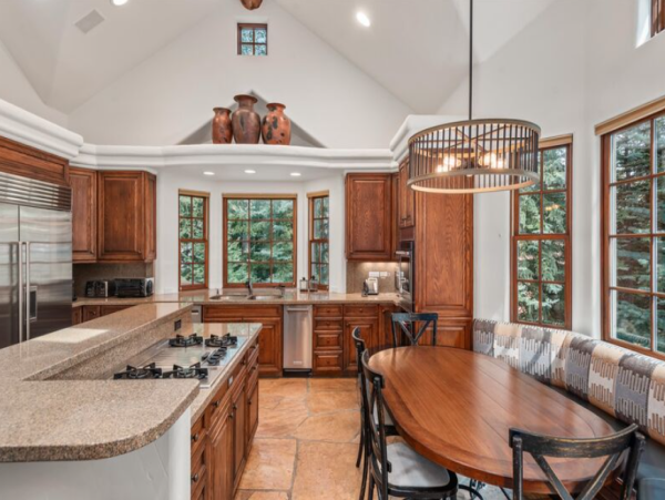 Luxurious Ski-in/ Ski-out Vacation Home - Family-Friendly Retreat